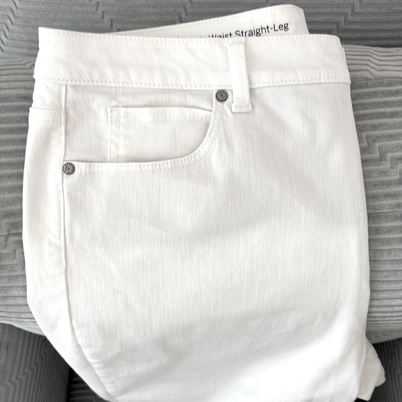 Talbots High Waist Straight Leg White 5 Pocket Jeans. Made w/2% Spandex. Size 16 - Picture 4 of 11